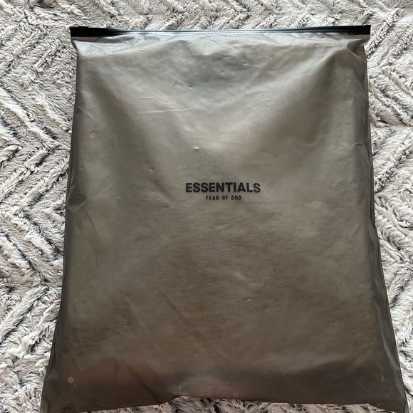 (SOLD) Essentials Fear of God Relaxed Crewneck - Picture 12 of 15